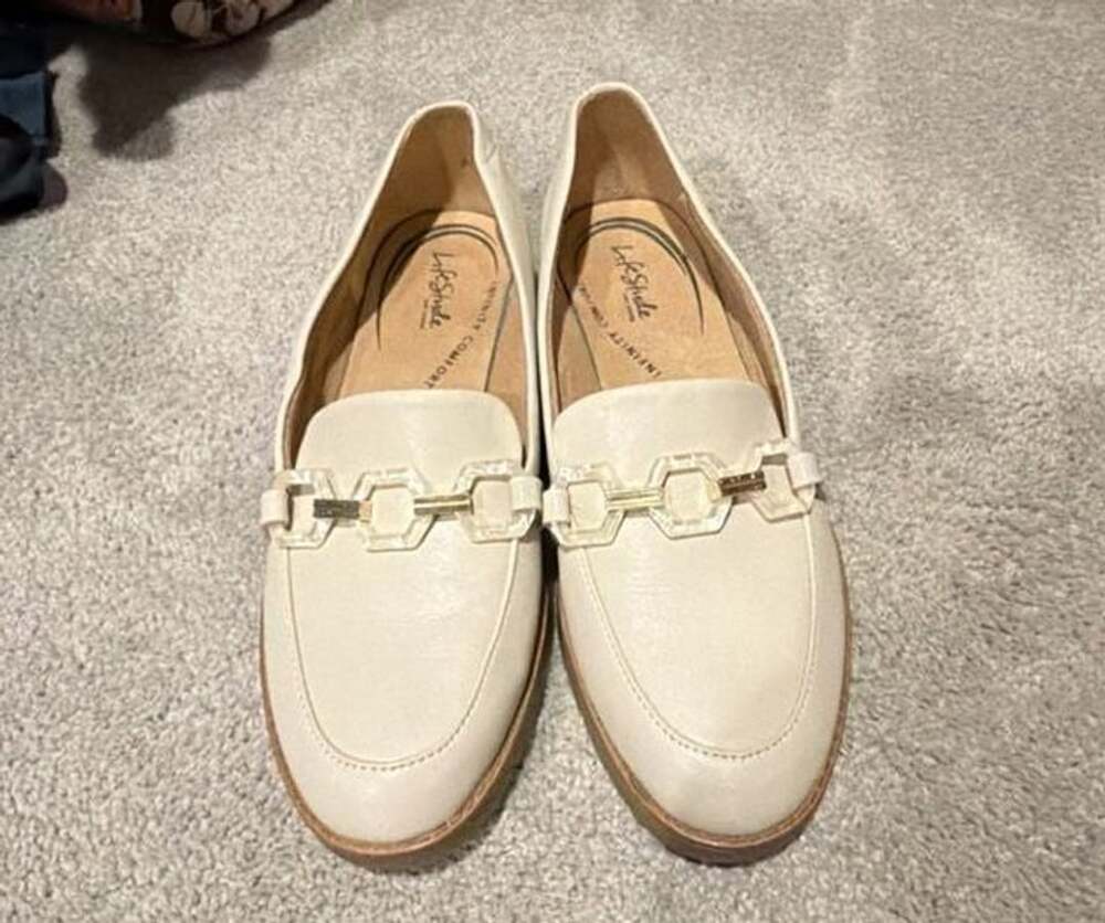 LifeStride Women's Optimist Loafers Size 7.5 Cream Patent Leather Chain Detail